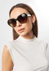 Lentes de sol Eco Shades modelo Lucia, con montura angular color verde oliva y lentes degradadas en marrón. Fabricados con materiales reciclados.