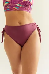 Bikini de tiro alto color burdeos, con costados regulables y confección en tela con fibra LYCRA® XTRA LIFE™.