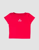 Remera rosa estilo baby tee de algodón con estampado de un flan con cereza.