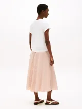 Remera blanca de algodón con mangas cortas con dobladillo y logo bordado en el pecho. Corte regular.