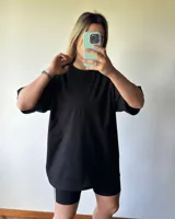 Remerón negro de algodón, corte oversize y manga corta.