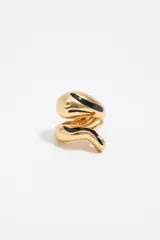 Anillo dorado con forma de serpiente enroscada con detalles en negro.