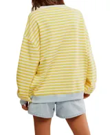 Remera de manga larga con cuello redondo y estampado a rayas horizontales amarillas y blancas, con puños y cuello en color celeste.