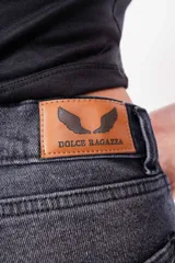 Pantalón de jean gris oscuro de corte recto con roturas en las rodillas.