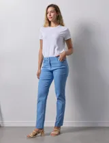 Pantalón de gabardina elastizada color celeste, marca Zac & Rachel, de corte slim. Tiene pretina con pasadores, botón y cierre. Delantera con tres bolsillos y trasera con bolsillos ojal.