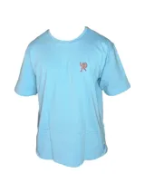 Remera celeste de algodón con cuello redondo y mangas cortas. Estampado pequeño en el pecho con la silueta de una persona haciendo snowboard.