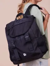 Mochila negra de nylon con correas de poliéster, forro de poliéster, cierre con hebillas plásticas y logo estampado en blanco.