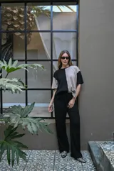 Remera beige con diseño color block, de corte recto y mangas cortas.