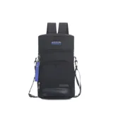 Mochila cilíndrica negra, tipo matera, con correas acolchadas ajustables para llevar como mochila o bandolera. Presenta un bolsillo frontal con cierre y detalles de marca en azul y blanco.