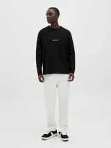 Pantalón de jogging gris claro, de algodón y poliéster reciclado, con cintura elástica ajustable con cordón, corte relajado, tiro medio y logo bordado en la pierna izquierda.