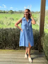 Vestido camisero azul sin mangas de lino italiano, con botones de nácar y corte a la rodilla.