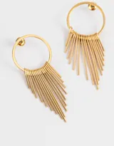 Aros colgantes largos dorados con argolla y barritas de metal.