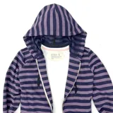 Campera con capucha a rayas horizontales violetas y azul marino, con cierre frontal y bolsillos laterales. Confeccionada en algodón.