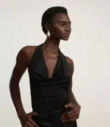 Body negro de poliéster y elastano, con frente única, escote drapeado y espalda descubierta.