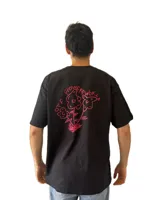 Remera negra de algodón con estampado de flores y texto en color rosa en la espalda.