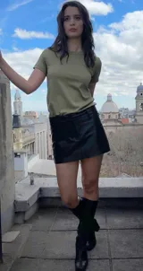 Minifalda negra de cuero con cintura alta y corte ajustado.