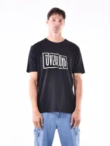 Remera negra de corte slim con estampado frontal de la palabra 'OVERLORD' en mayúsculas dentro de tres rectángulos blancos.