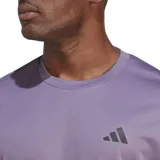 Remera deportiva Adidas Train Essentials color lila, de corte clásico y cuello redondo. Confeccionada en tejido calado de poliéster reciclado con tecnología AEROREADY.