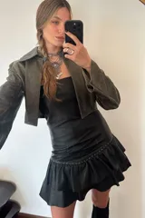 Vestido strapless de cuero ovino color negro, con volados y detalles en strass negro.