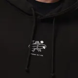 Canguro negro con capucha, cordones ajustables y bolsillo tipo canguro. Estampado pequeño en el pecho con diseño de tabla de surf y texto en blanco.