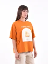 Remera color naranja con estampa de un vaso de vermut.