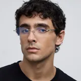 Lentes Blue Light con montura ovalada de acero inoxidable color oro y patillas de acetato con estampado carey. Cuentan con protección UV400 y filtro de luz azul. Diseñados para un perfecto equilibrio entre comodidad y durabilidad.