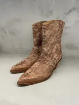 Bota de cuero color tabaco con tachas metálicas, taco de 5 cm y cierre lateral.