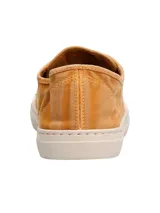 Zapatillas acordonadas color ocre, hechas en España con algodón orgánico.