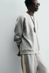 Sudadera gris de tejido compacto con mezcla de algodón y viscosa, corte relaxed fit, cuello redondo con rib combinado a contraste, manga larga y acabados en rib.