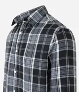 Camisa de franela para hombre con cuello solapa, abotonada, mangas largas y estampa de cuadros en tonos negro, blanco y gris.