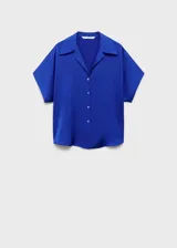 Camisa color crema de manga corta con tejido satinado, corte regular, cuello camisero y cierre delantero con botones.