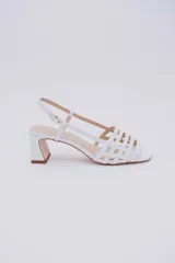 Sandalias negras de cuero con tiras finas entrecruzadas y taco geométrico.