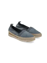 Slip-on plateado con textura de piel de serpiente, elástico lateral y suela de yute.