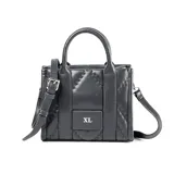 Cartera chica negra de símil cuero soft, con acceso por cierre, correa regulable y asas fijas. Tiene un bolsillo interno con cierre y otro abierto, herrajes plateados y logotipo XL Extra Large en el frente.