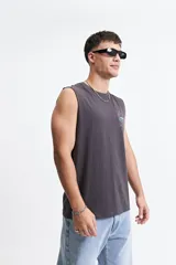 Musculosa blanca de algodón con corte oversize y cuello redondo. Estampado pequeño con el logo de la marca en el pecho.