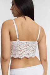 Corset negro de encaje con copas con aros y breteles finos regulables.