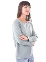 Remera marrón de manga larga con cuello redondo y detalle de botones dorados en los hombros.