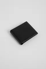 Billetera de cuero negra, plegable, con múltiples compartimentos interiores para tarjetas y billetes.