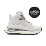 Bota de caña media Hi-Tec Kelton color gris claro, con detalles en cuero sintético y malla. Cuenta con cordones redondos, cuello acolchado y suela gruesa con tecnología de amortiguación.