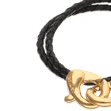 Pulsera de cuero trenzado doble color negro con cierre de mosquetón entrelazado bañado en oro de 18k.