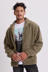 Campera de sherpa verde con cierre frontal y bolsillos laterales.