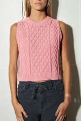 Chaleco marrón de punto con diseño trenzado, cuello redondo y sisas con volantes celestes.