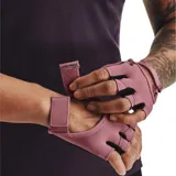 Par de guantes Under Armour color rosa, sin dedos, con palma acolchada negra y ajuste de velcro en la muñeca.