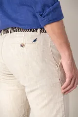 Bermuda color beige claro de lino y algodón, corte clásico, con bolsillos laterales y traseros.