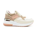 Championes marrones con detalles en color bronce y animal print, con cordones y suela blanca.