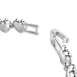 Pulsera plateada con corazones de cristal blanco con baño de rodio.