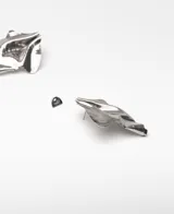 Par de aros grandes dorados con forma abstracta y cierre de broche.