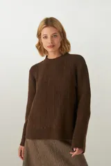 Sweater marrón de tejido de punto industrial, con cuello a la base.