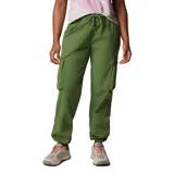 Pantalón cargo verde oliva de corte recto, con cintura elástica ajustable con cordón, bolsillos laterales y bolsillos cargo con cierre.