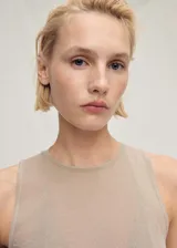 Top color beige de tejido de punto fino, con cuello redondo y sin mangas.